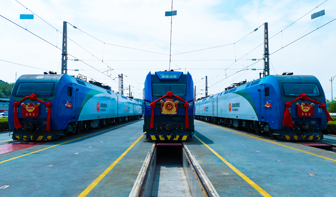 杂谈形如六节棍的动力之王神24cea1e型电力机车之后又回到三节棍cea1a