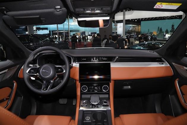 2021款捷豹f-pace在内饰方面做出了比外观更为明显的调整,整体看起来