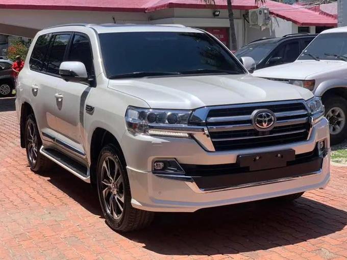 丰田兰德酷路泽实拍搭v8发动机后排配小屏幕