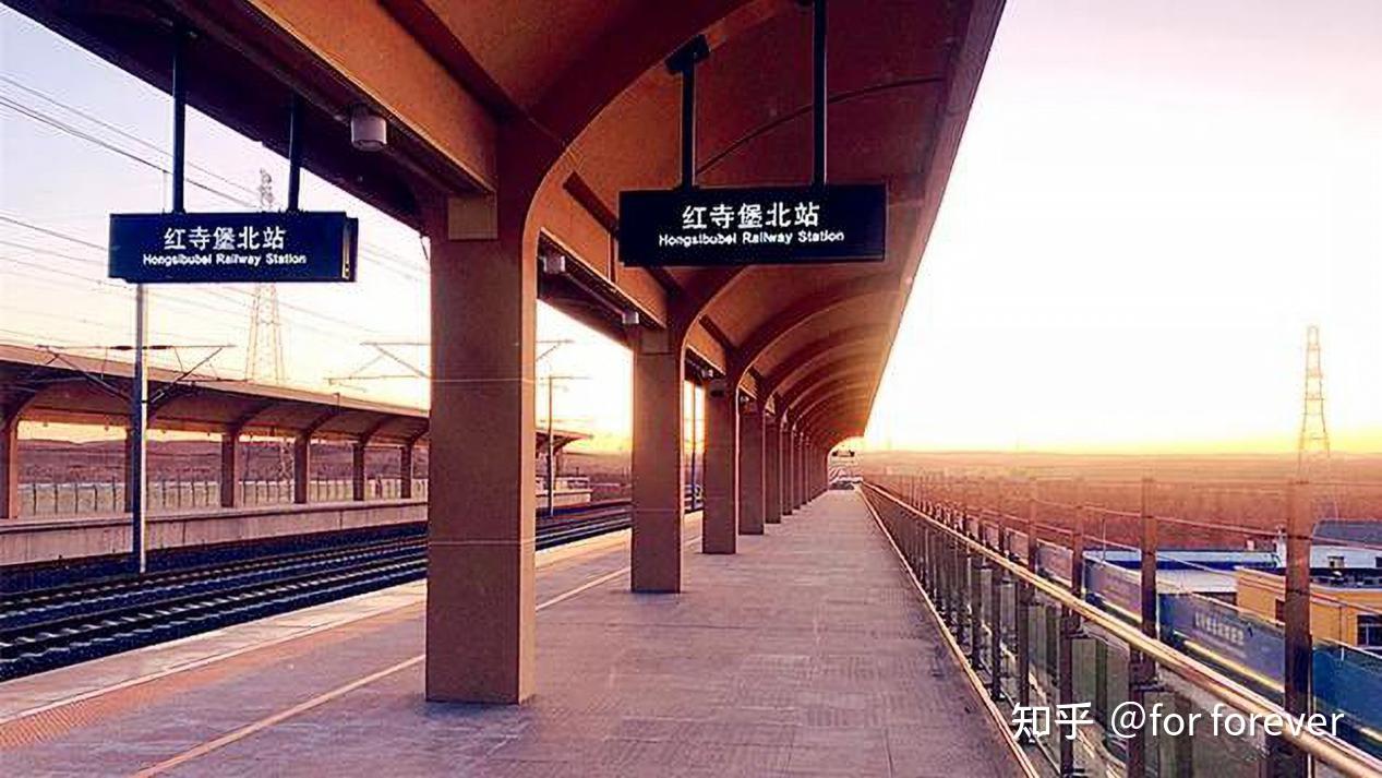 火车约半小时(2元起)或者乘坐汽车约一小时抵达红寺堡北站(车票11元)