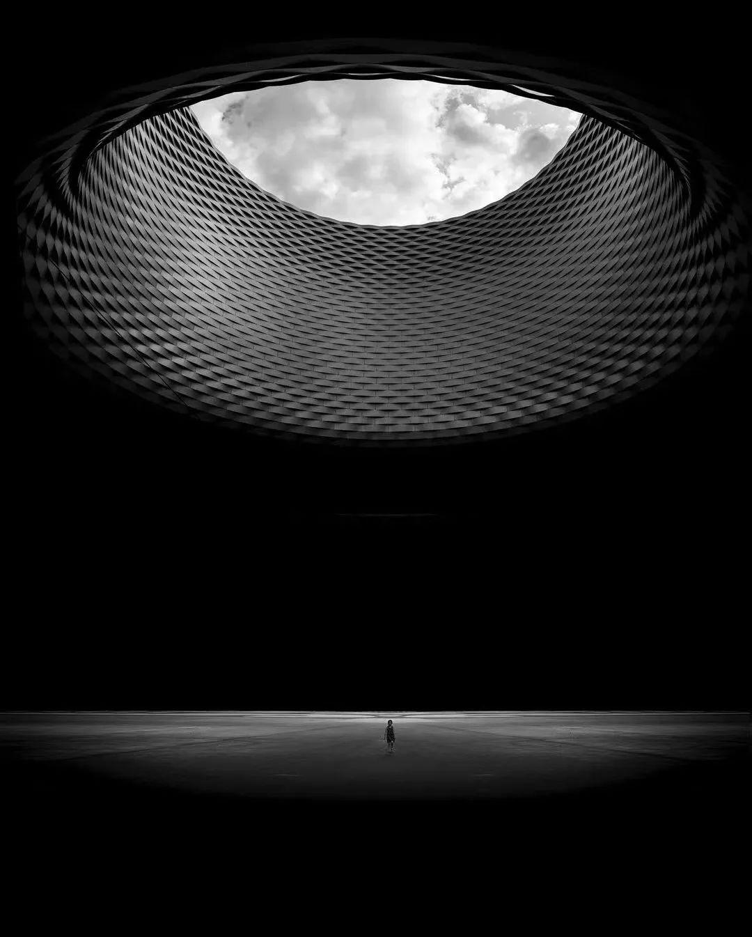 黑白照片基本上由黑白灰三种颜色构成,虽没有彩色照片那么强的色彩