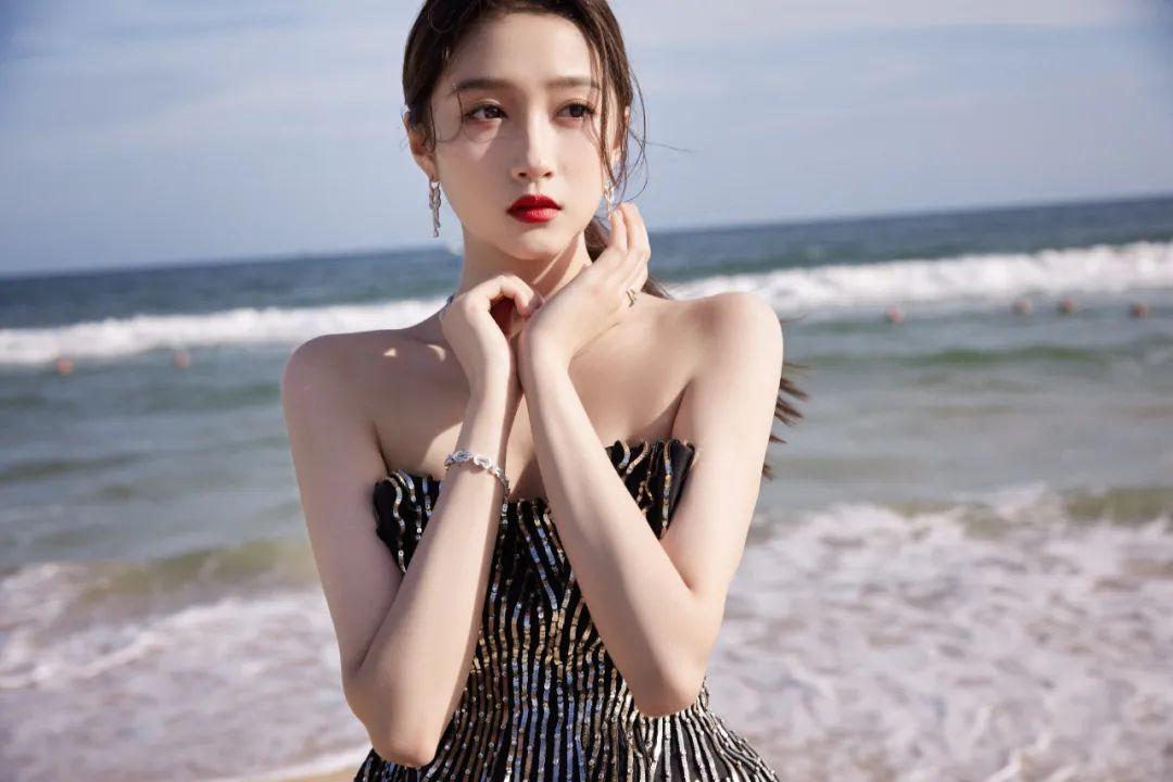 关晓彤壁纸挥着仙女棒登场仙气十足耀黑流光礼服闪闪动人