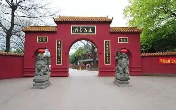 龙凤山公墓位于成都市新都区泰兴镇,占地三百多亩,是面向社会大众而建