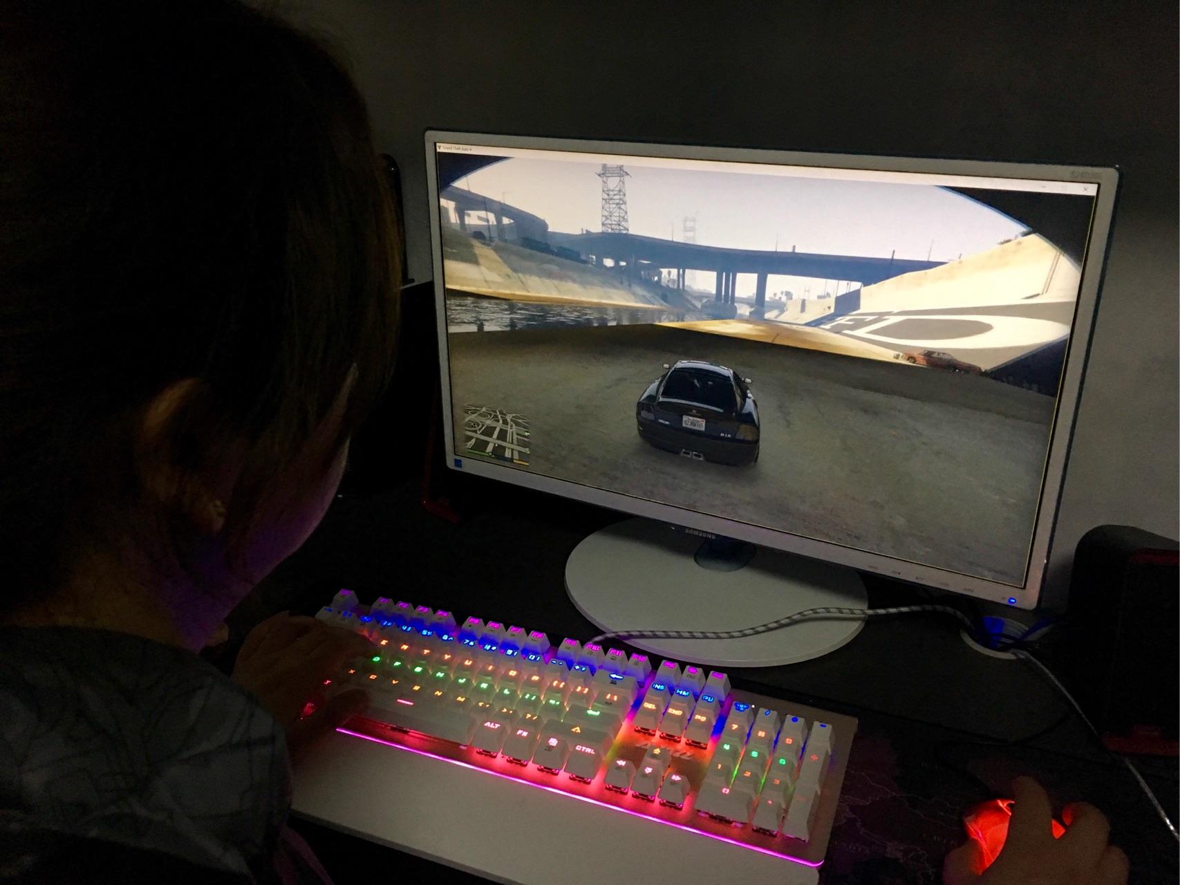 被长辈看着玩 GTA 是种怎样的体验?