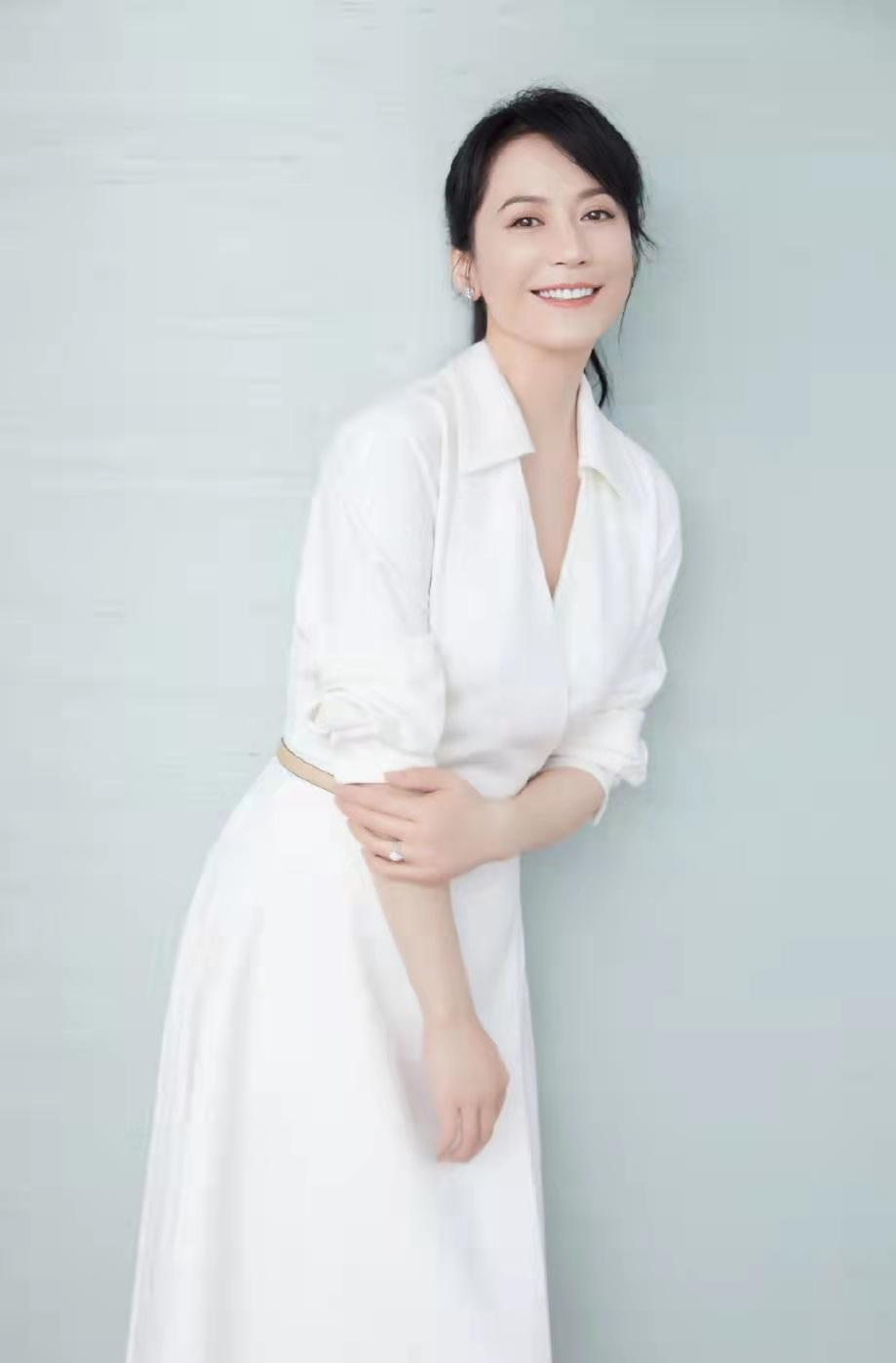 女神俞飞鸿穿白色连衣裙优雅到骨子里时尚高级又减龄