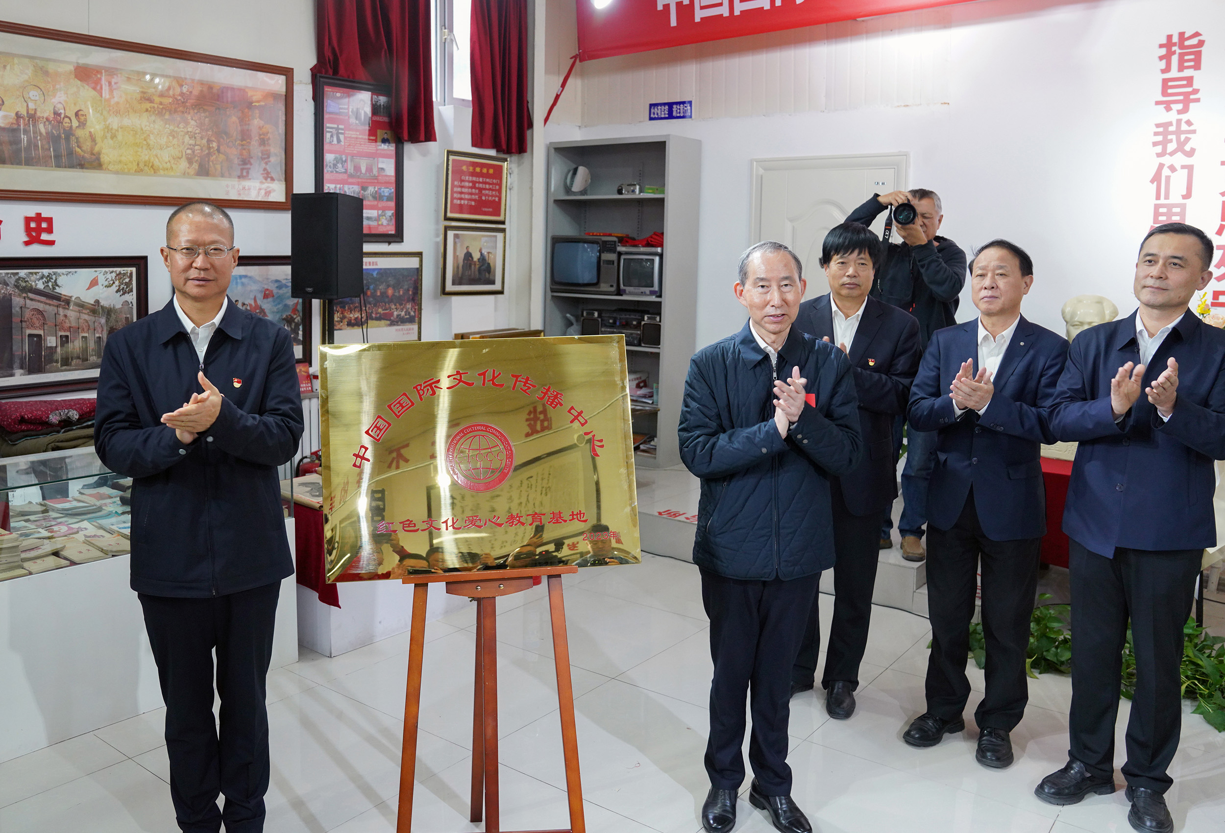 中国国际文化传播中心红色文化爱心教育基地授牌仪式在新疆克拉玛依