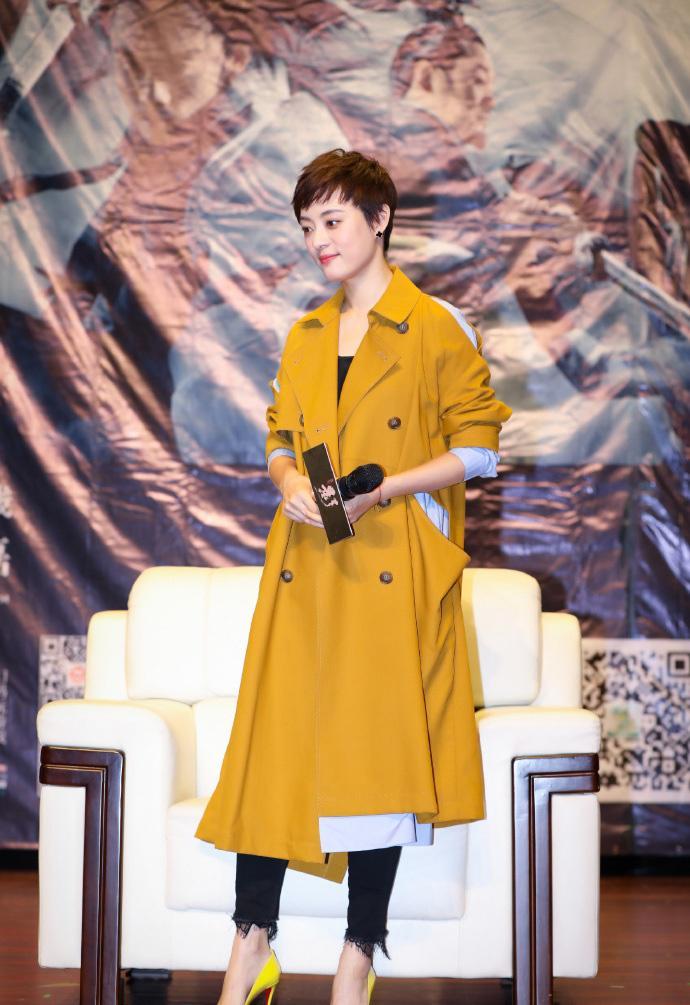 孙俪的心机穿搭羊绒大衣如此搭奔四的年龄依旧少女满满