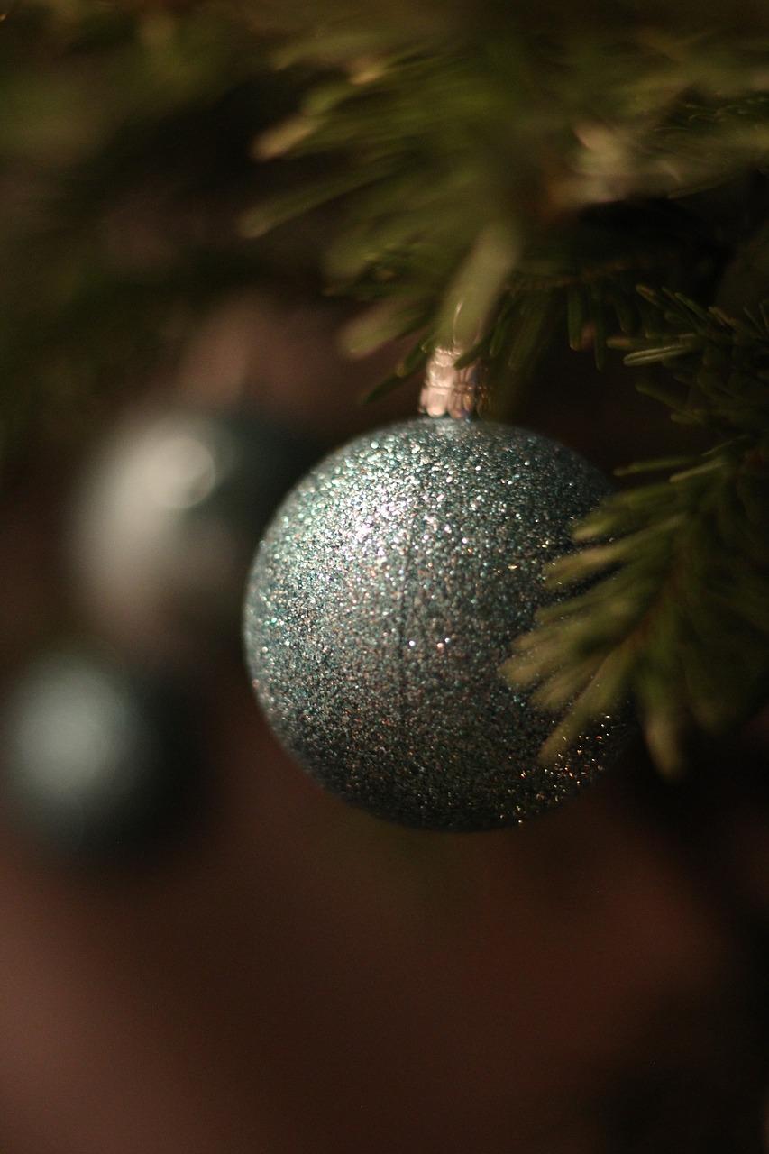 3. 现代简约挂画