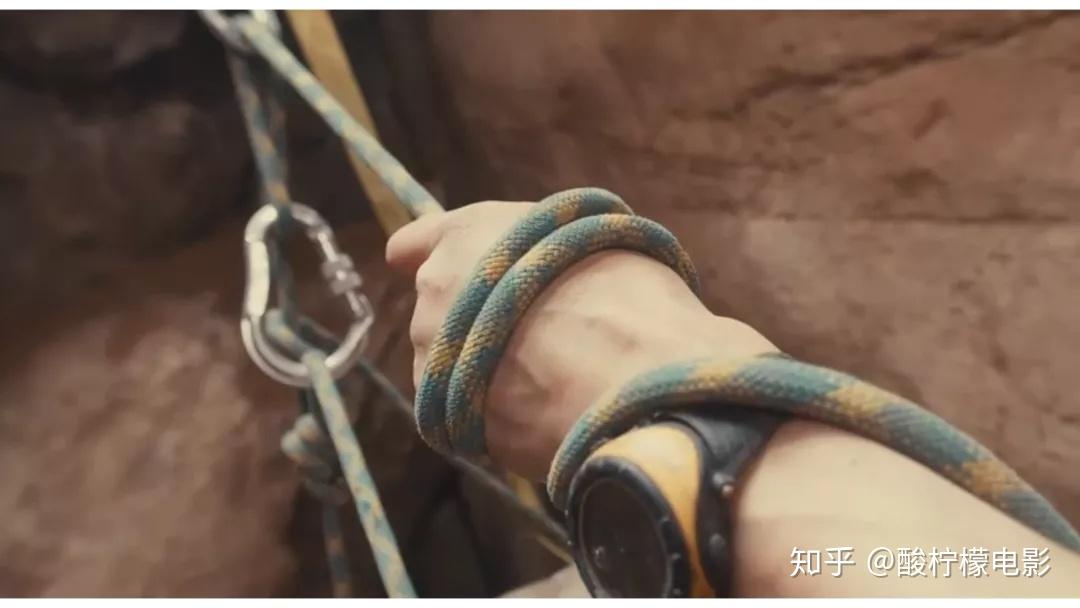 电影127小时一位攀山小伙断臂自救的过程