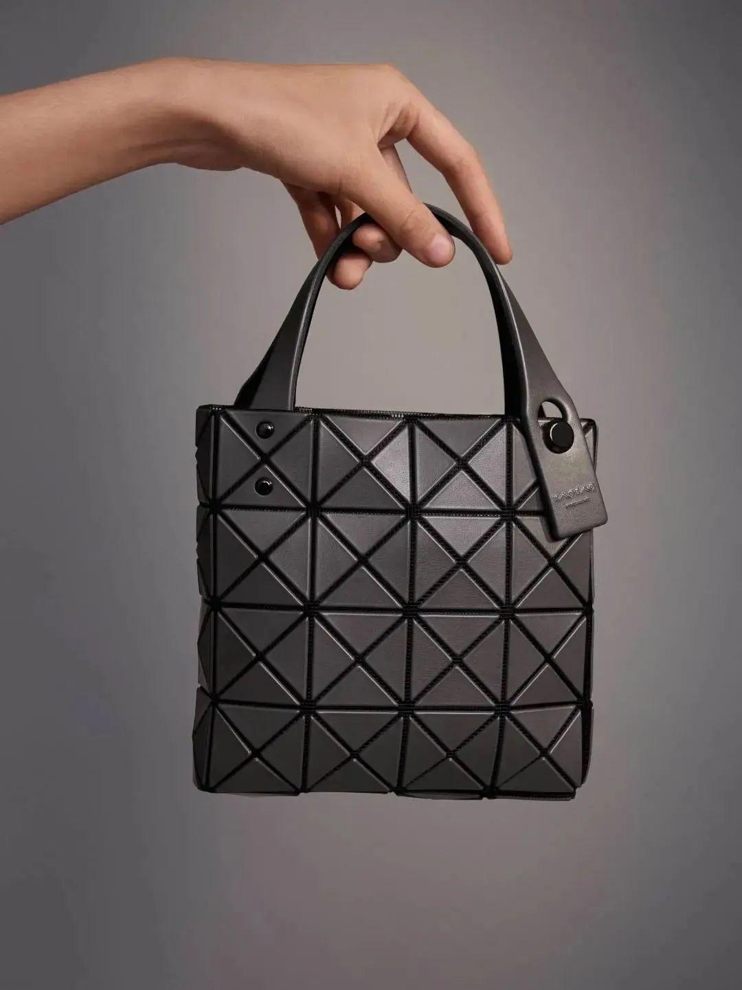 在普遍印象中,三宅一生的包包是经典色是灰,白.