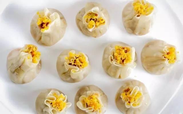 生物,盘盘狼吞虎咽大快人心,约莫消灭一半的时候,菊花烧卖"粉墨登场"