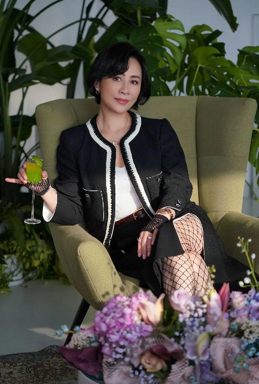 刘嘉玲真是一点不服老穿小香风配渔网袜踩高跟比小姑娘还会穿