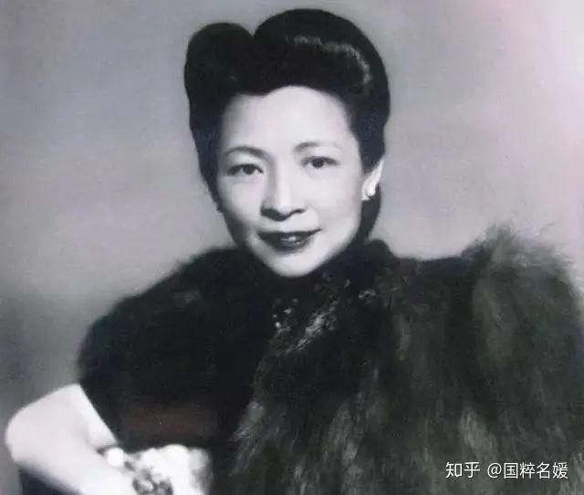 她是南洋富商黄仲涵之女,是名副其实挥金如土的阔小姐.