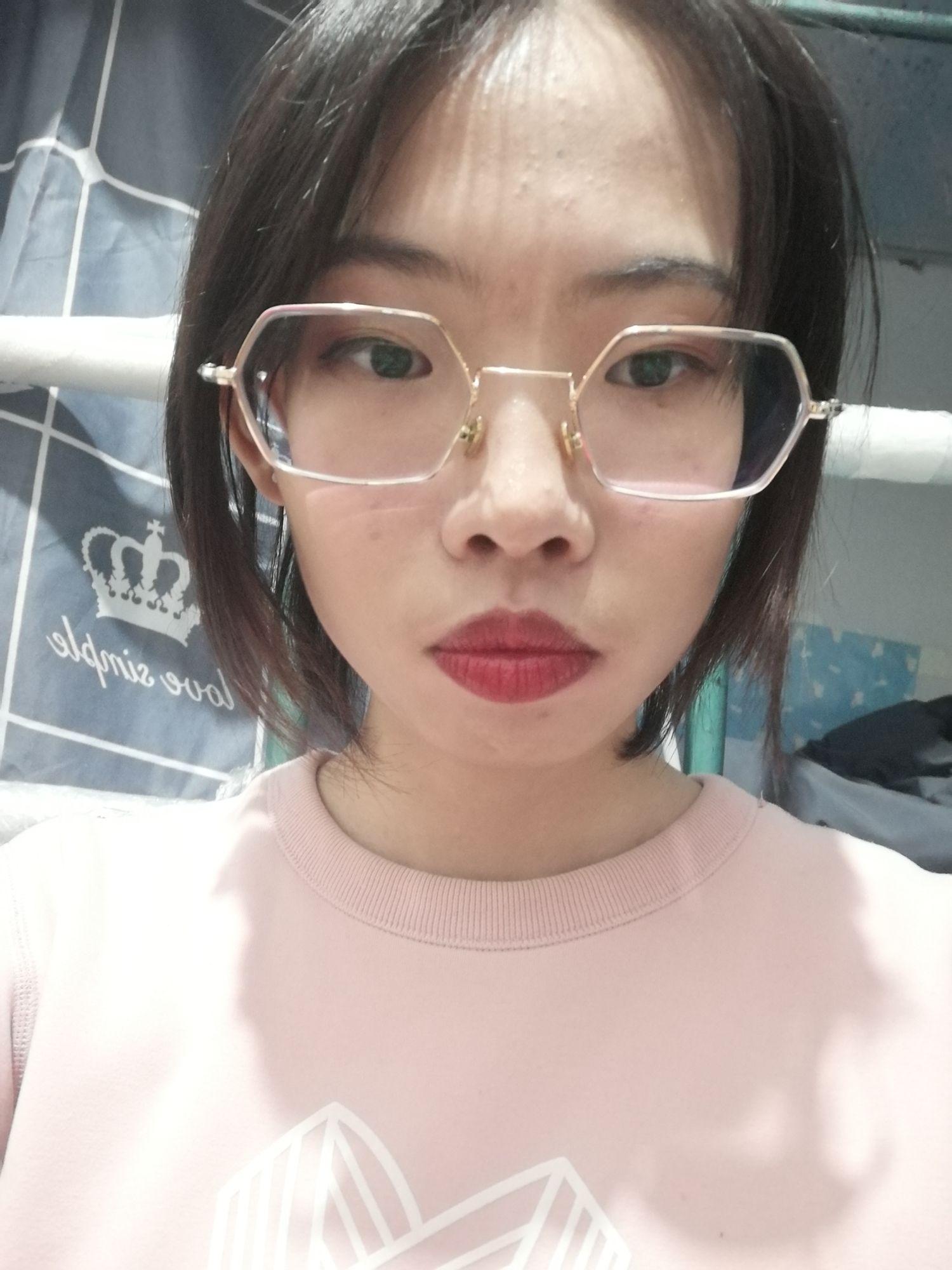 长得一般的圆脸女生剃了个男款短发是什么样的