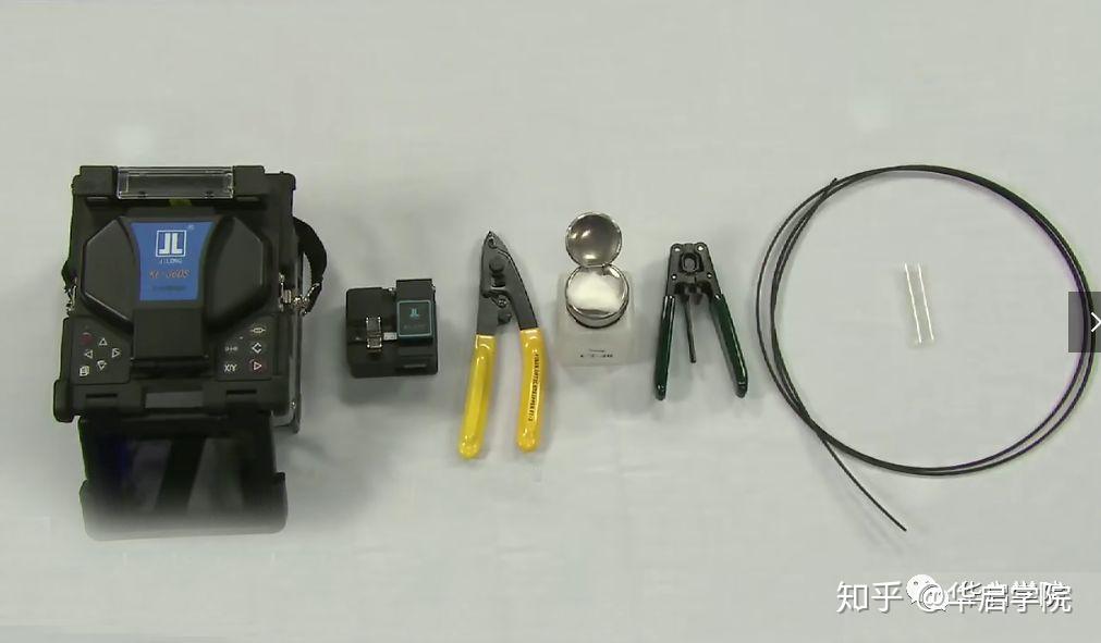 四,皮线与皮线的熔接工具及材料如下,从左到右依次为:熔接机,切割刀