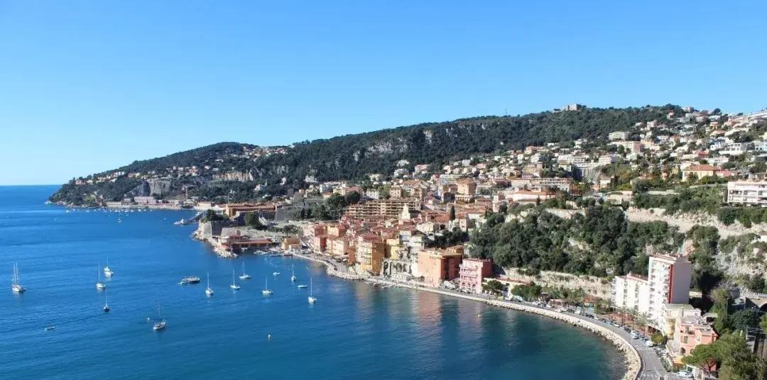 气候佛罗里达州是美国最南端的一个州,三面环海,夏天闷热,降雨量很大.