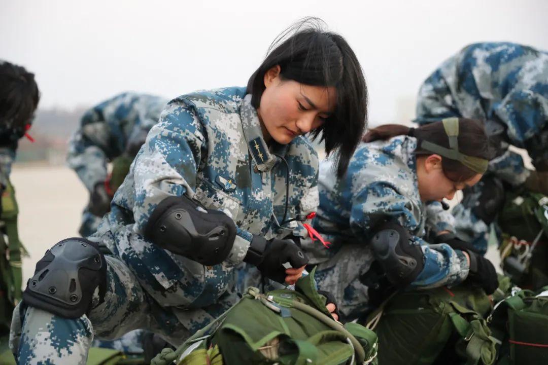 对于空中特情的处置能力开双伞跳伞训练在寒冬中热火朝天进行着连日来