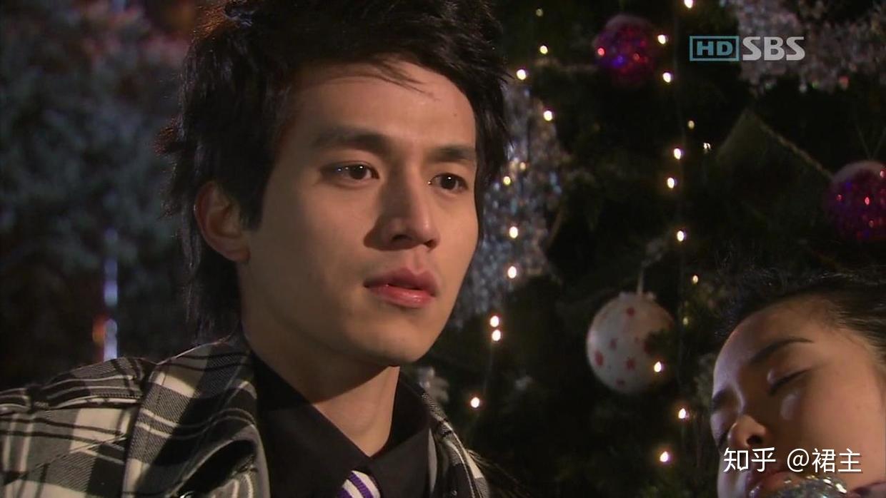 珠裕邻一下子没站稳,薛功灿赶紧搀住了她,薛功灿看到这样的珠裕邻