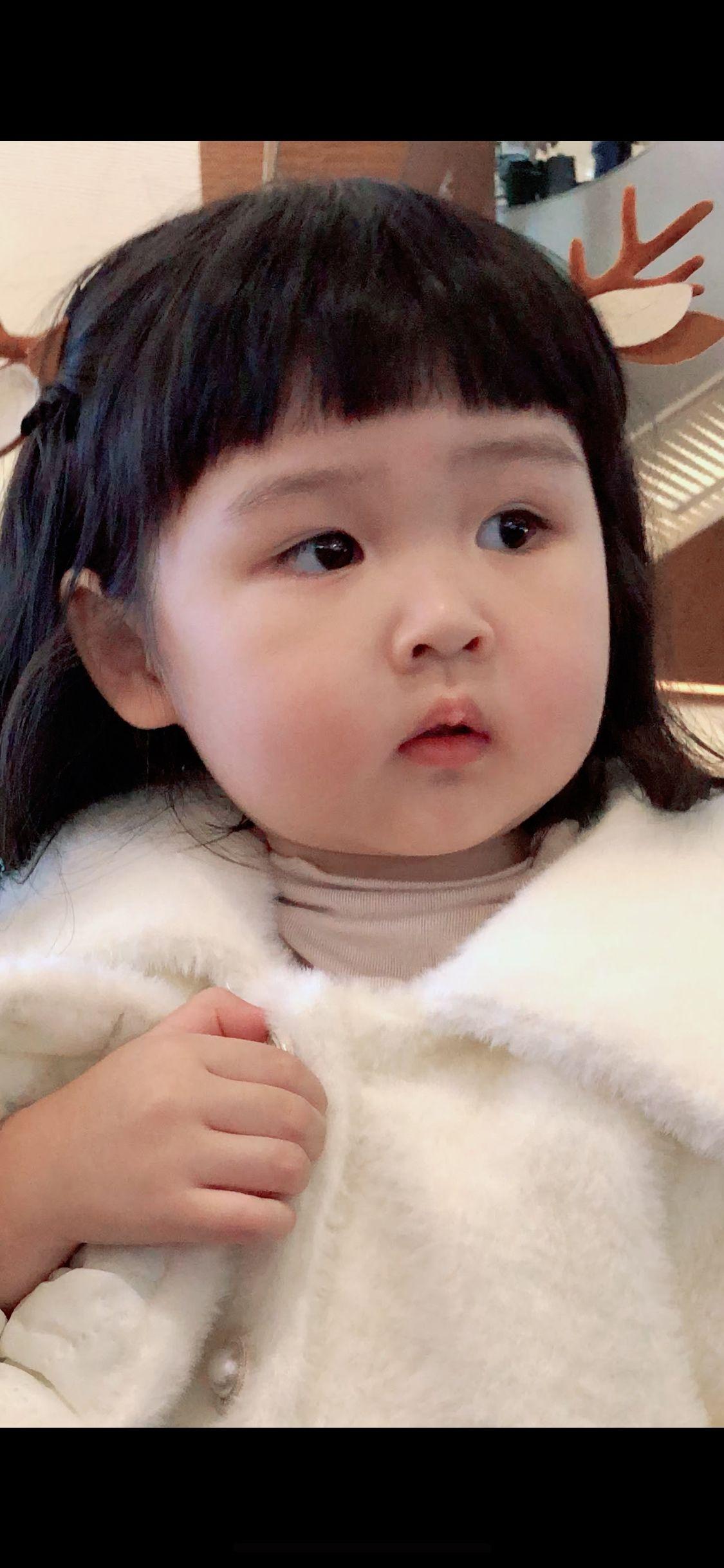 拜托拜托 这个超可爱 翻白眼的小女孩表情包是谁?