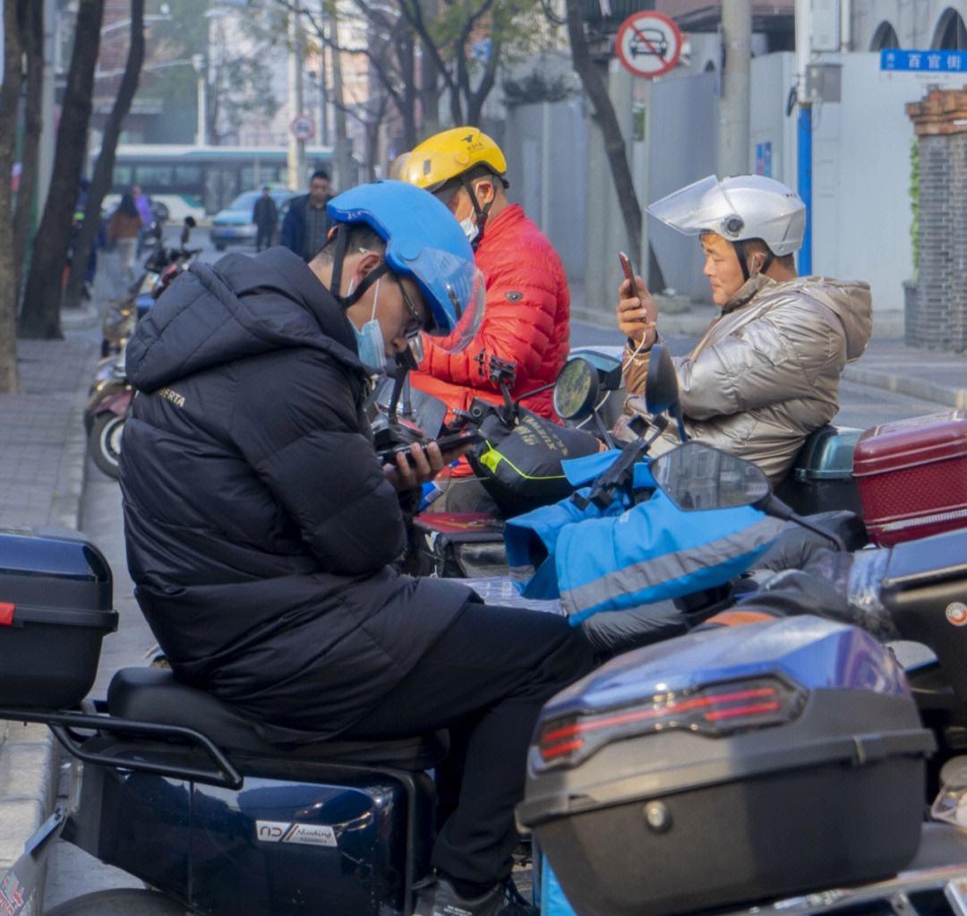 如果月入8500的工资,早9晚6,周末双休,每天闲的发霉,没人和你说话