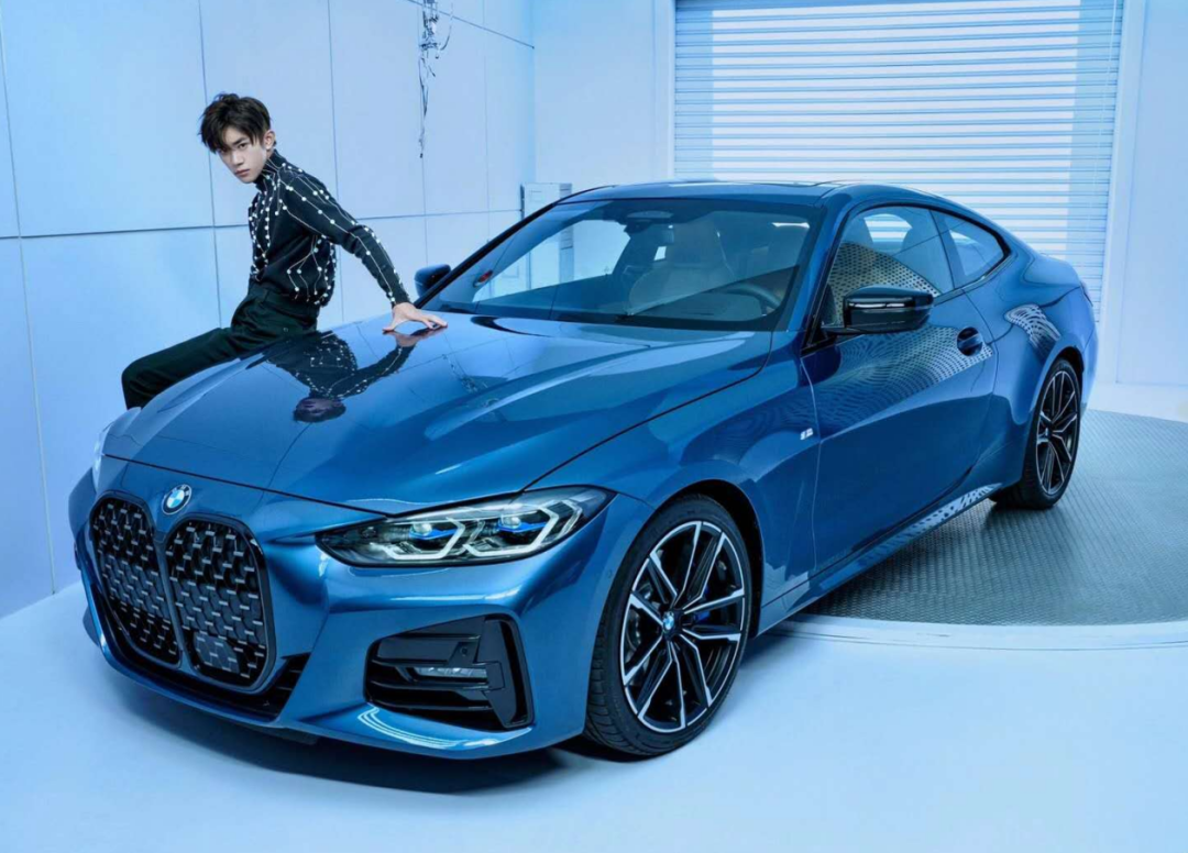 如今易烊千玺与宝马合作,豪车的代言人更破天荒地跌破20岁,"新生代