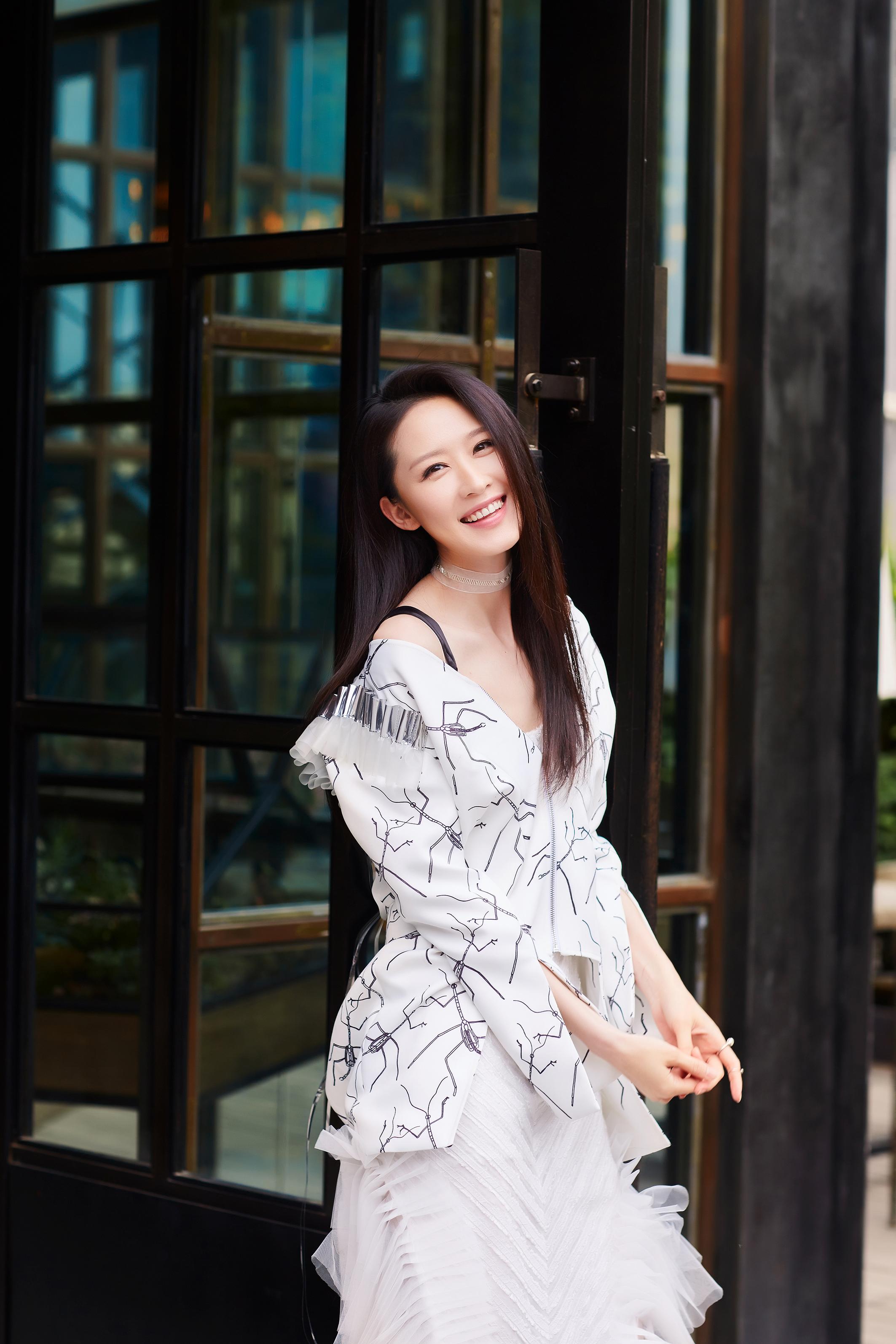 演员界的名模张雯做客星片场最新街拍曝光