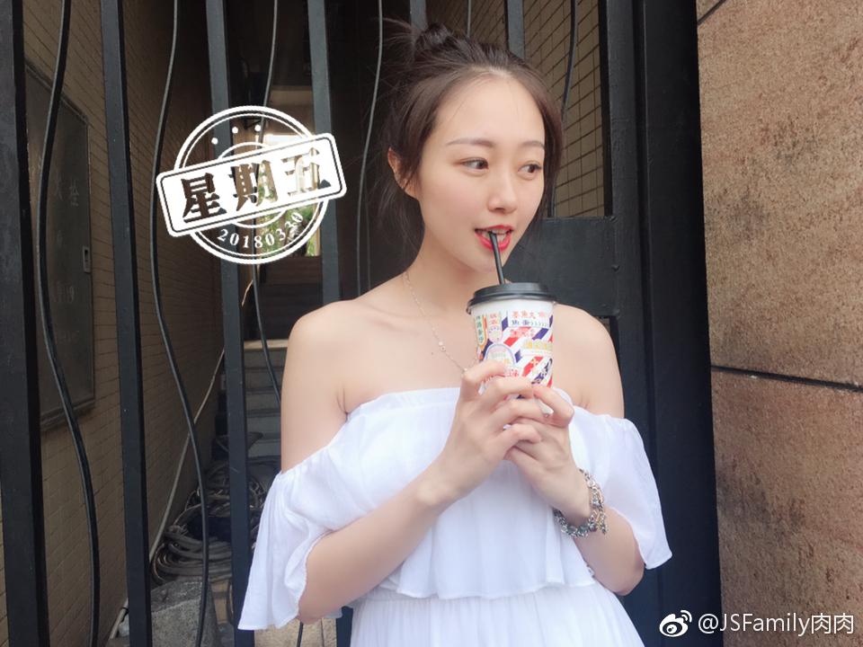 国内最美女车评人 v2-12843a9ca33110ce87985539715f2084_r.jpg