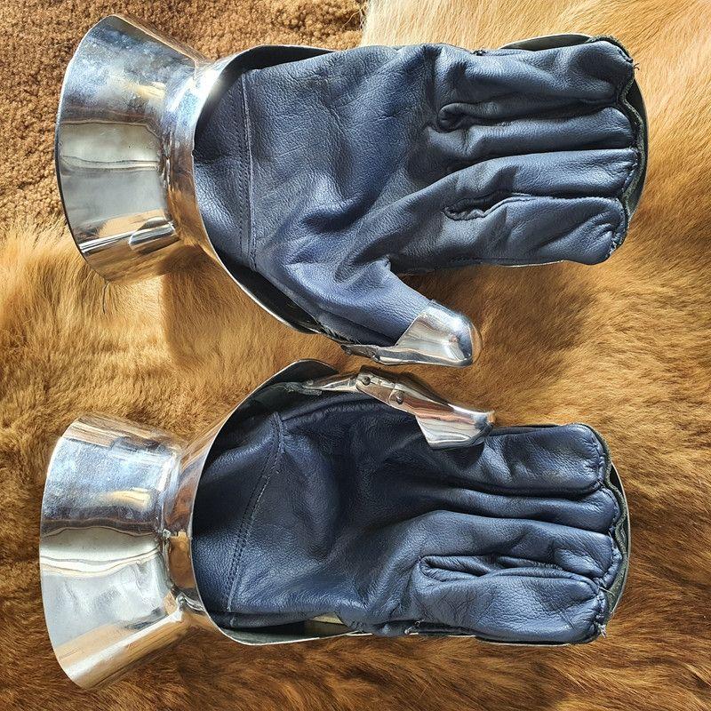 欧洲古代盔甲中的铁手套的手心部位是皮质的还是铁质的还是裸露皮肤的