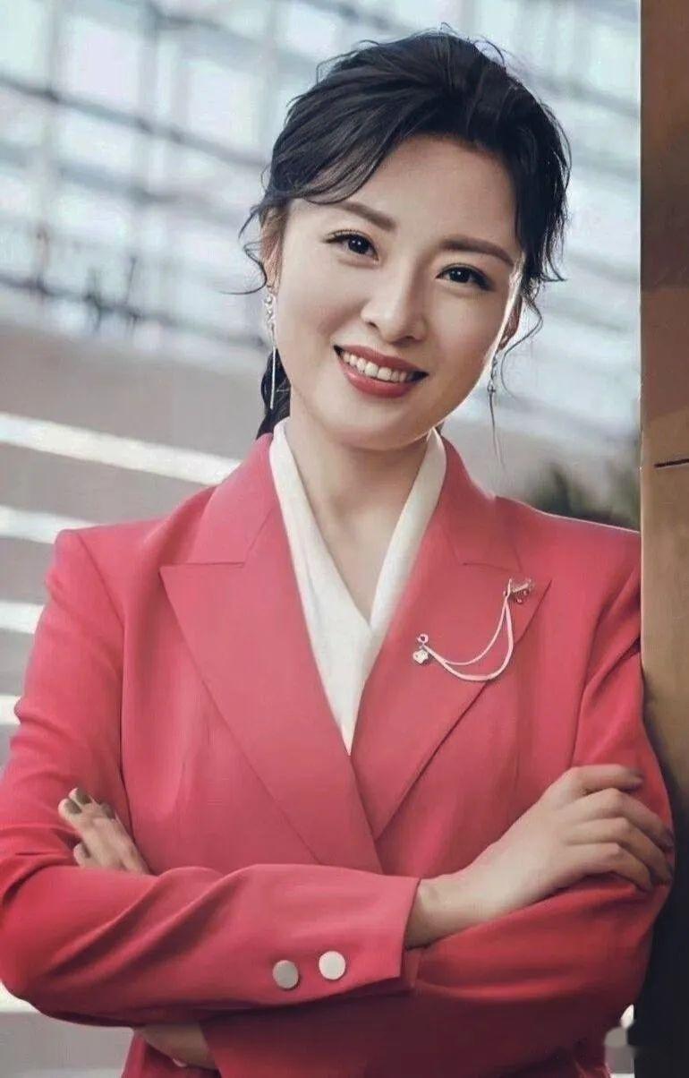 周涛美人不迟暮,穿着简约,气质大方,美得让人猜不出真实年纪 - 知乎