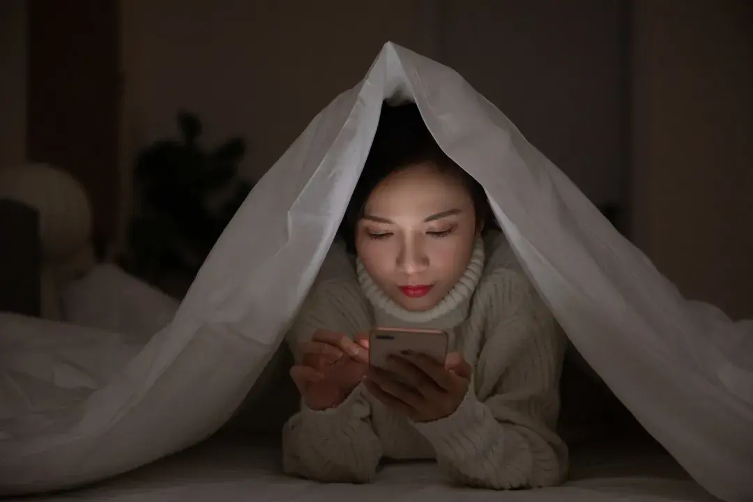 舒适健康睡前千万不要看太多对身体不好