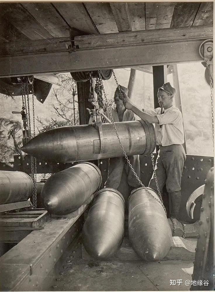 奥匈帝国大量军费耗费在这种420mm重榴弹岸防炮上,不仅能用来打击敌人