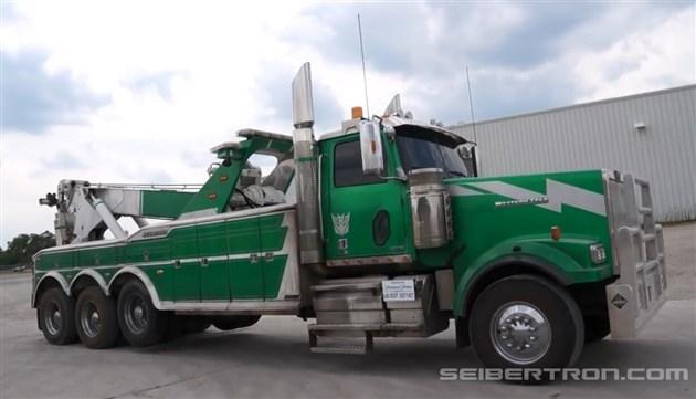 在漫画作品中,袭击的原型车是一台导弹拖车,但在《变形金刚》的电影版