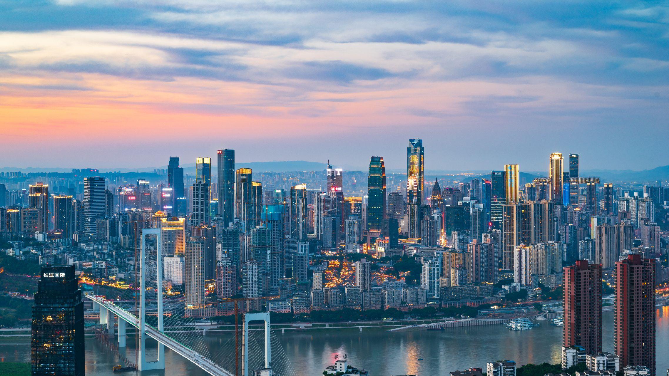 夏季很通透的傍晚拍摄的重庆城市风景很不通透的傍晚拍摄的重庆城市