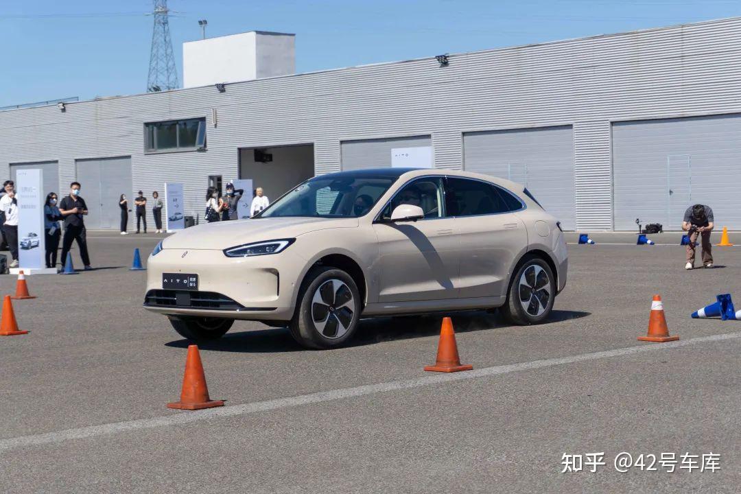 aito 问界 m5ev,官方曝光暖星云新配色引关注,该汽车都有哪些亮点?