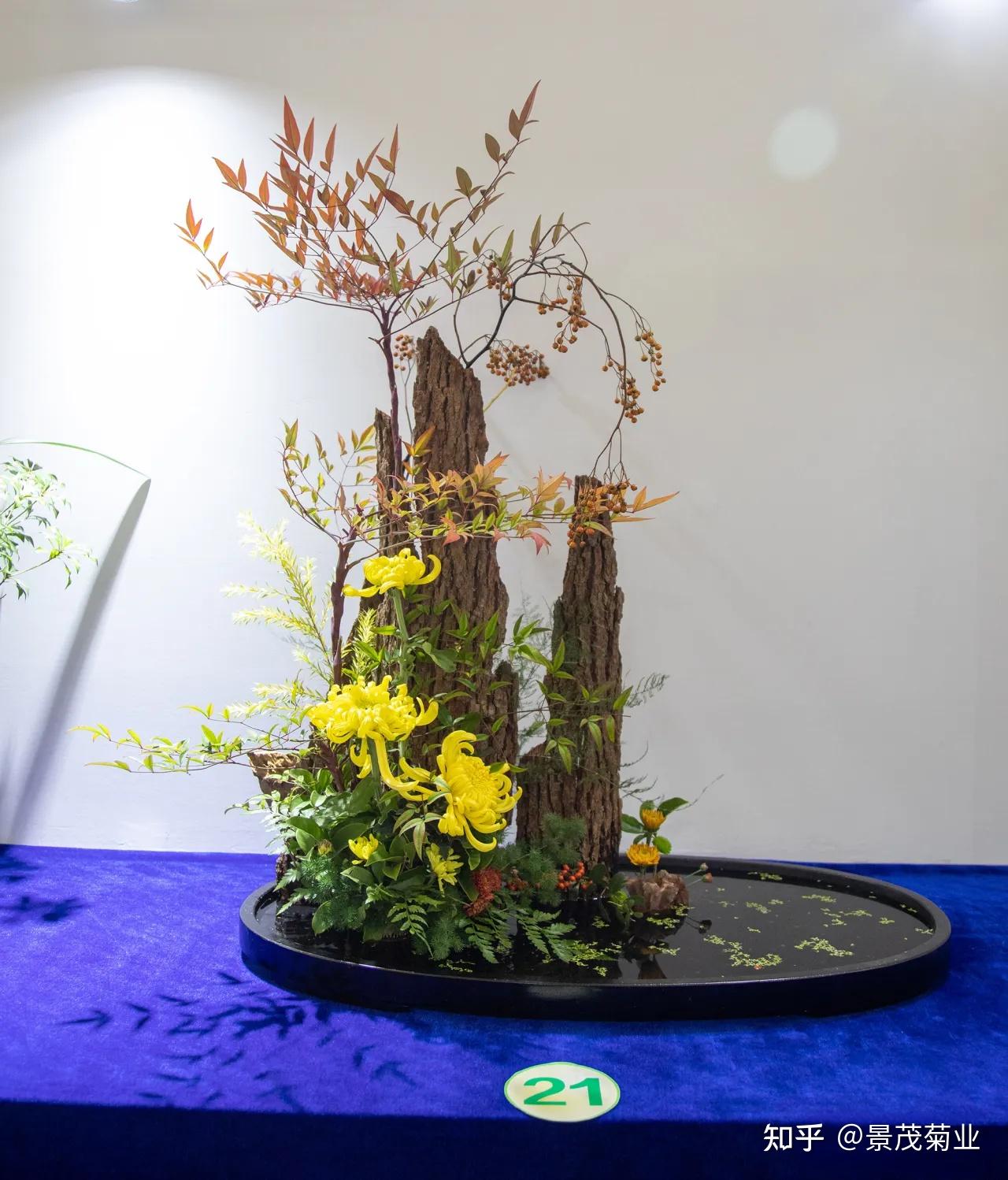 德信娱乐银器插花相映成趣‘望花•赏器’展绽放春日生活美学盛宴