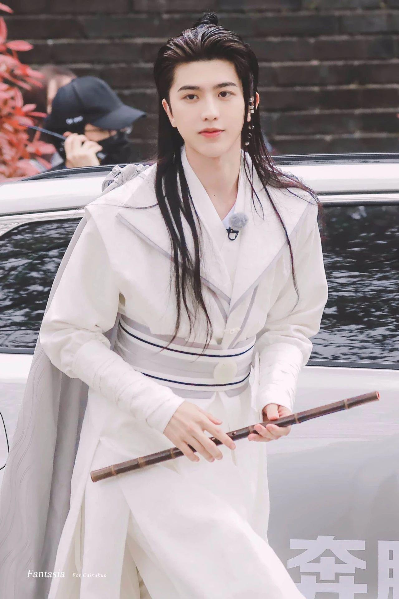 蔡徐坤壁纸:侧颜立体精致身姿帅气挺拔,白衣古装的翩翩公子! - 知乎
