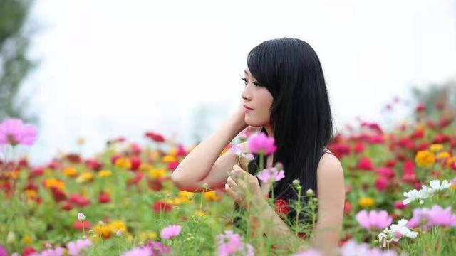 花丛中的美女怎样用古诗来形容