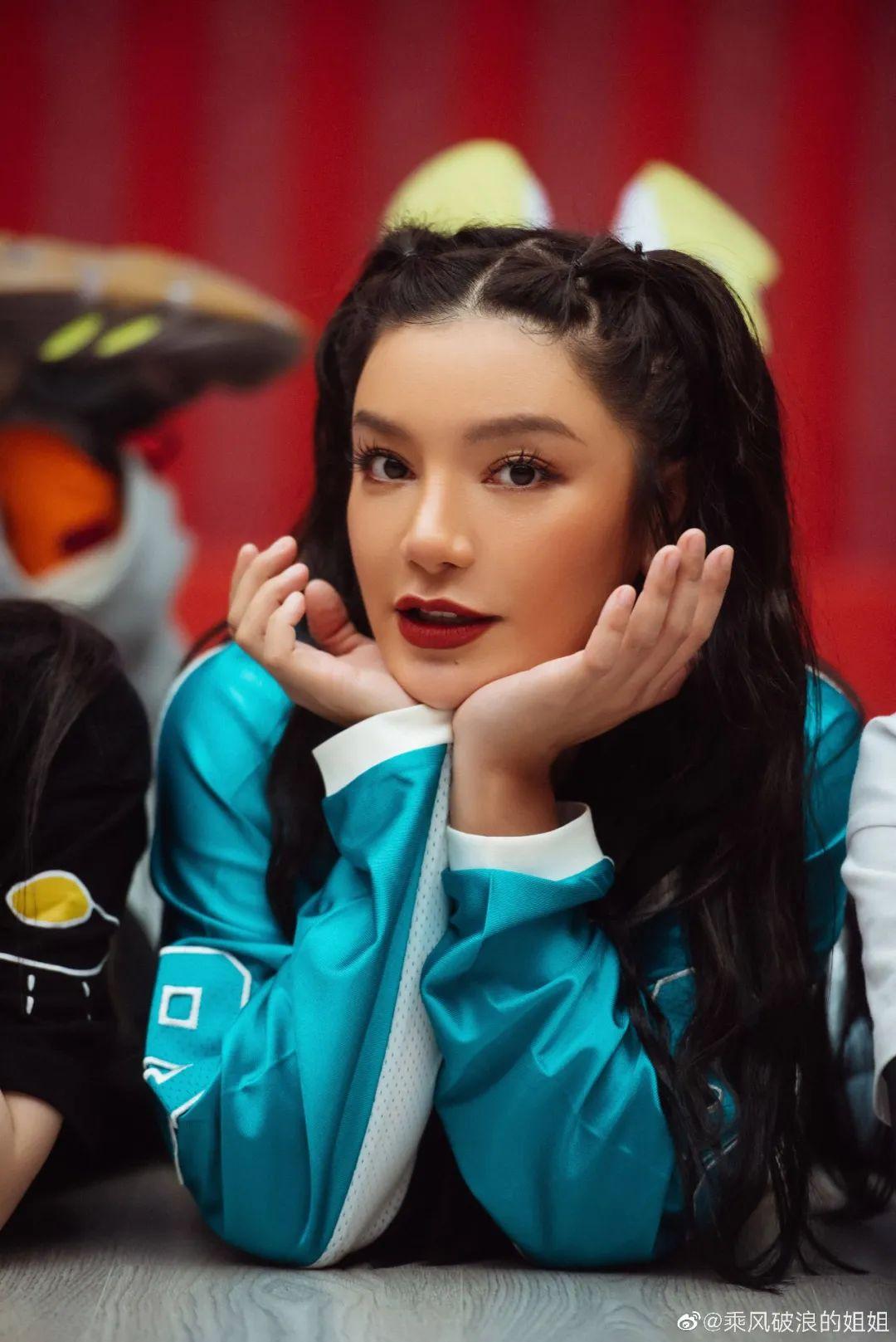 即使在美女堆里吉克隽逸江映蓉往那儿一站我眼睛就离不开了