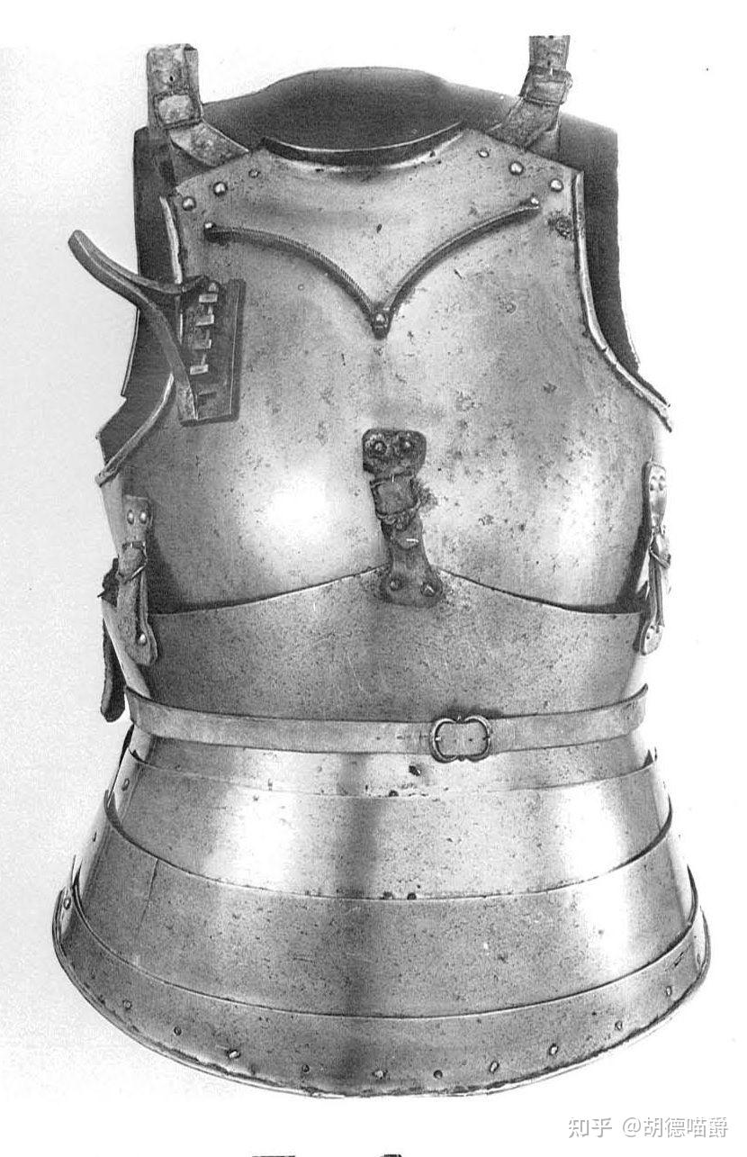 欧洲板甲的肩甲看起来手臂好像不能向前举高不明白它是怎么自由活动的