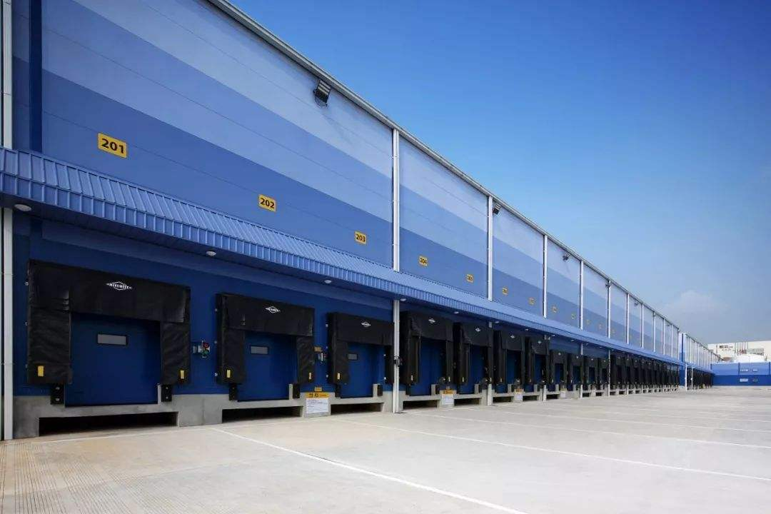 定义部分引用百度百科上的内容:物流中心是指以大,中城市为依托,有