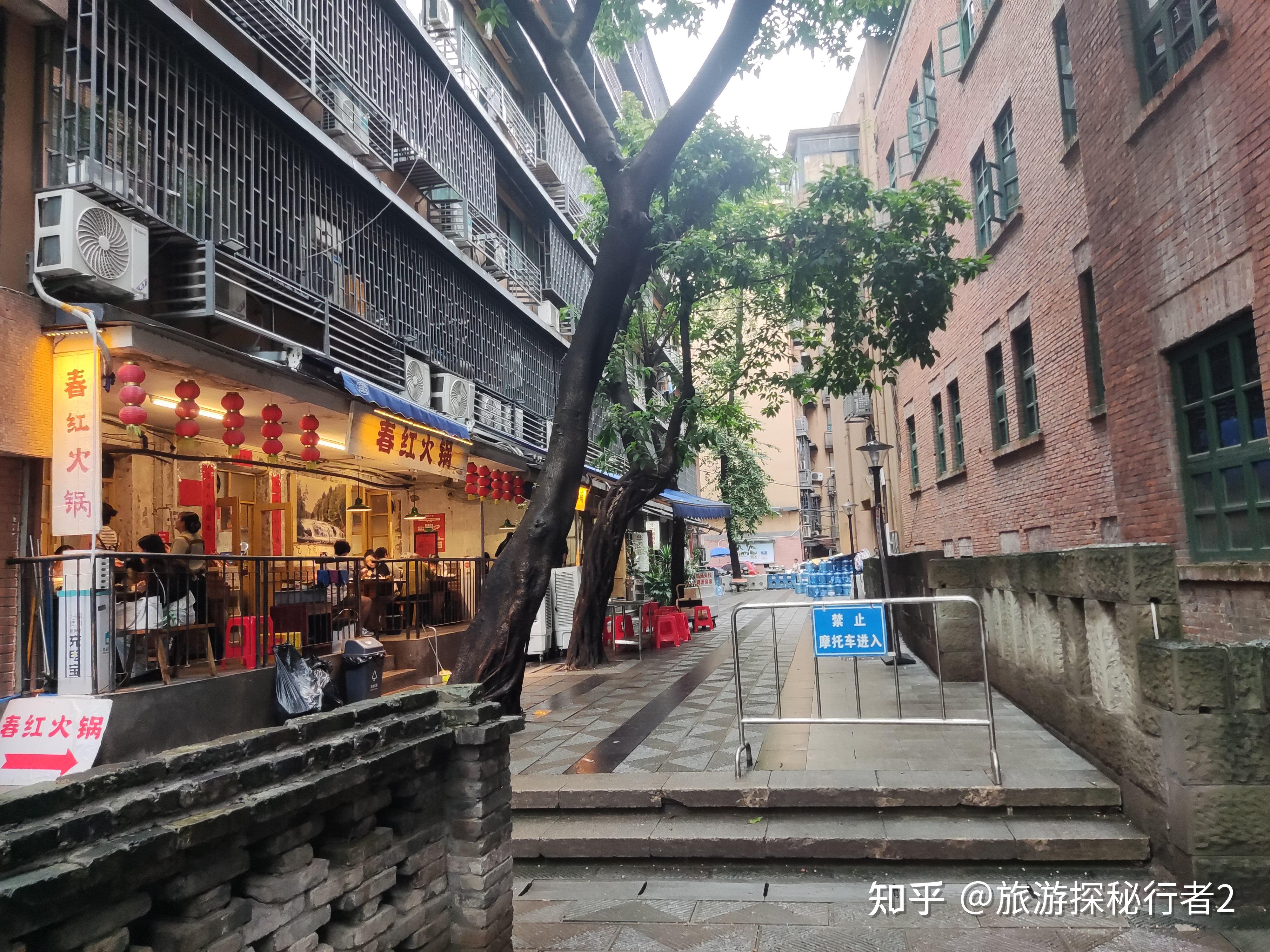 或许正是历史悠久的缘故,进入新世纪,戴家巷的房屋老旧破损,崖壁杂草