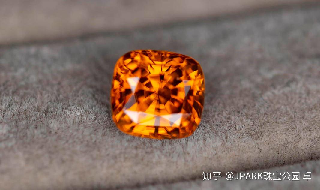 橙色锆石▲黄色锆石▲无色锆石▲玫红色锆石▲绿色锆石锆石的佩戴和