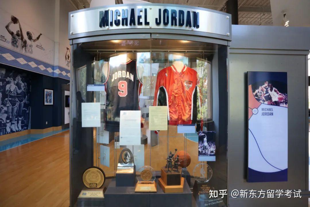 乔丹纪念馆位于他的母校,北卡罗来纳大学教堂山分校.