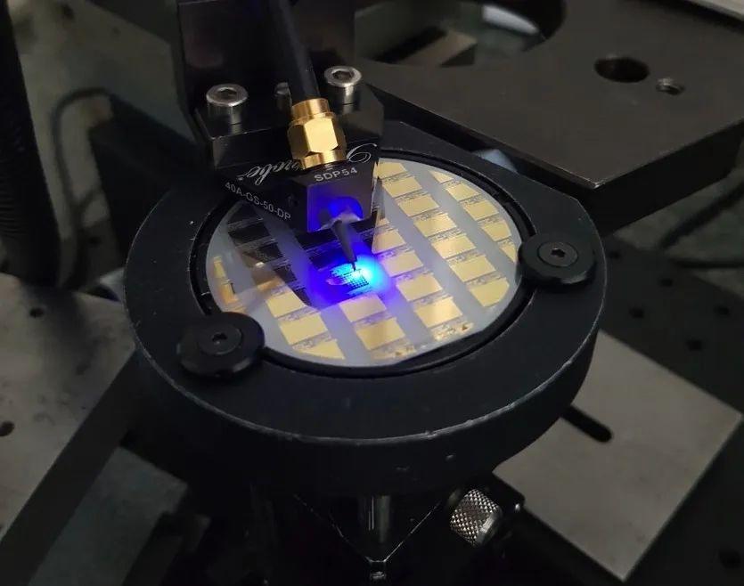 破记录！10 µm Micro LED实现了7.7 Gbps数据传输速率 - 知乎