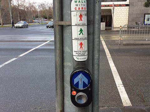 即"行人车辆靠左行",汽车的驾驶座位在右边外,红绿灯大都不是定时的