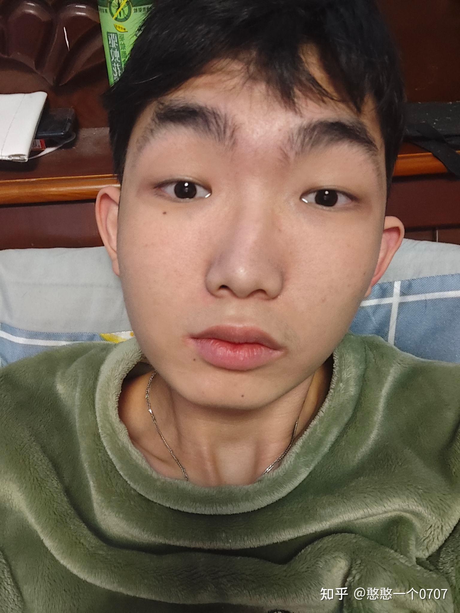 有没有长得丑的男生照片分享一下.我想知道什么样算丑 ?