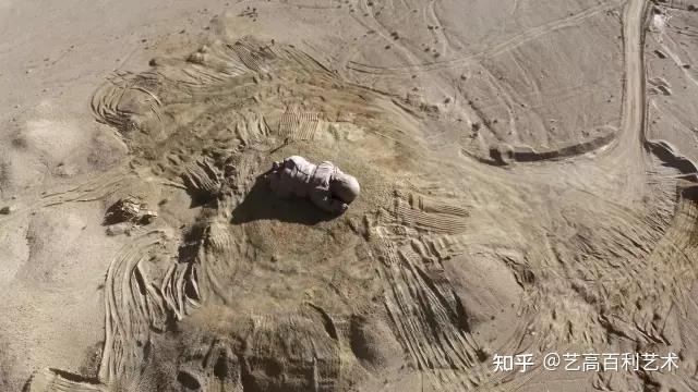 戈壁灘上的巨型嬰兒董書兵大型雕塑大地之子