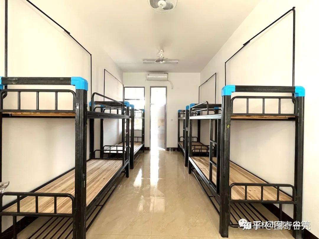 玉林一中的宿舍环境怎么样?一共几人一间宿舍?新校区在建了吗?