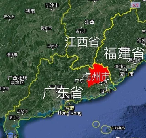 位于广东省的东北部,和福建省江西省接壤,属于三省交界城市