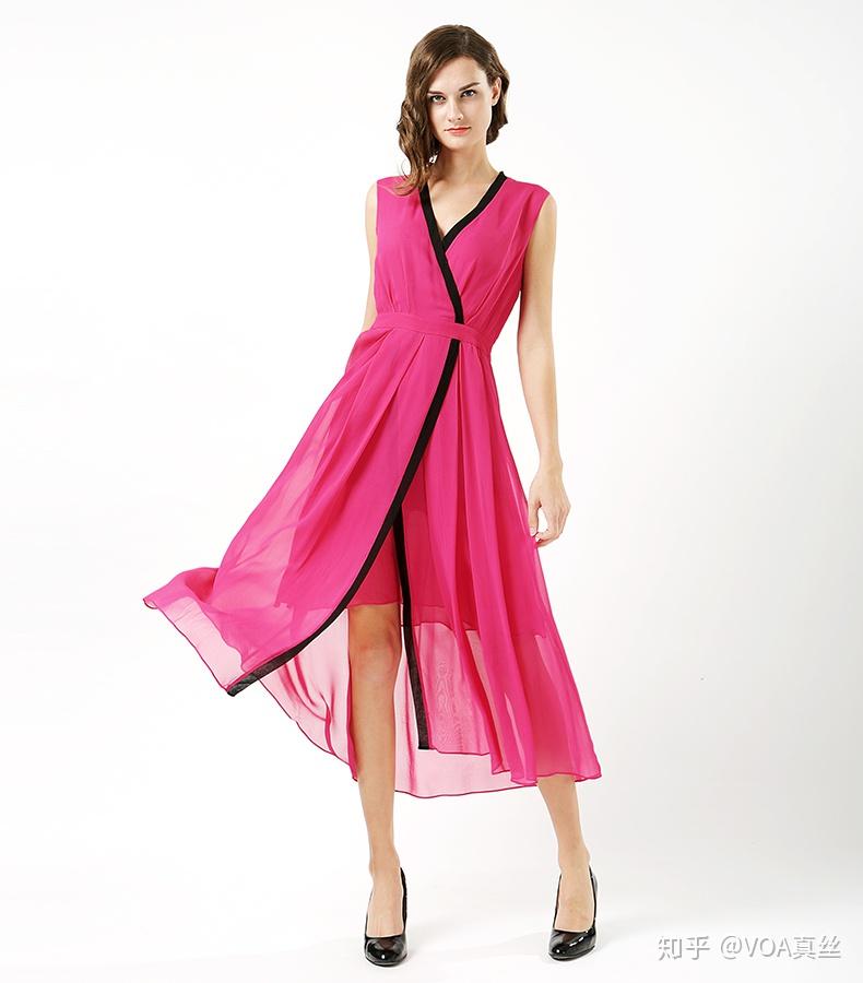 穿真丝的女人朦胧薄纱绽放自由之美